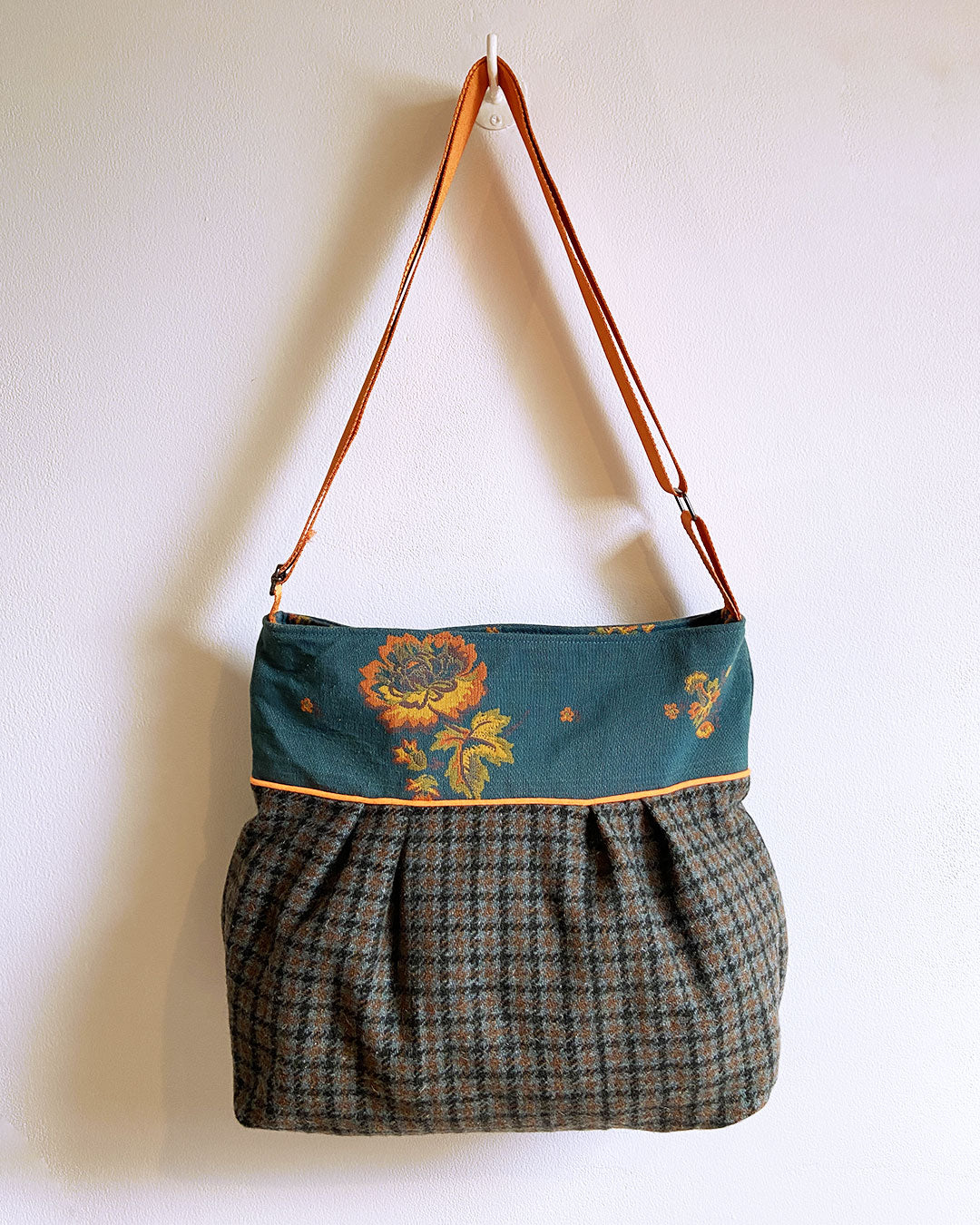 unieke, handgemaakte en stijlvolle crossbody bag van PIEKS creations van tweet en oranje details - achterkant