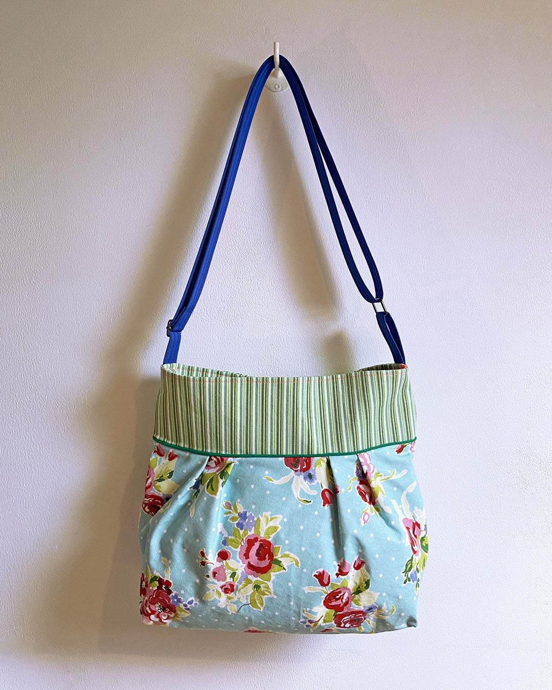 unieke, handgemaakte en stijlvolle crossbody bag van PIEKS creations met bloemen en strepen - achterkant