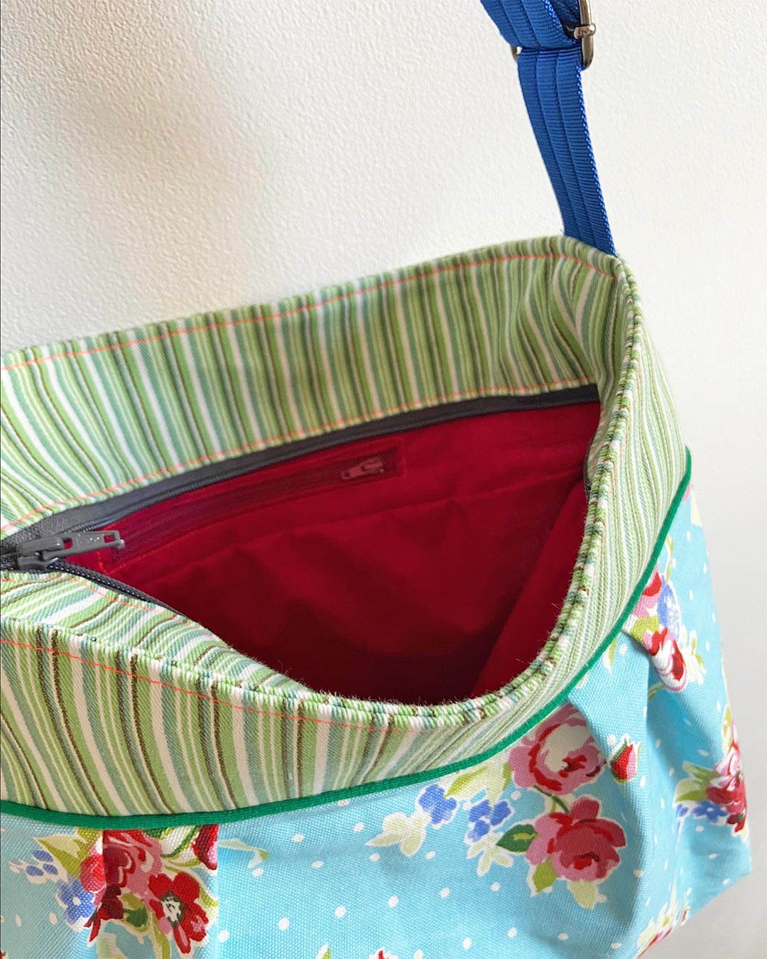 unieke, handgemaakte en stijlvolle crossbody bag van PIEKS creations met bloemen en strepen - binnenvakje