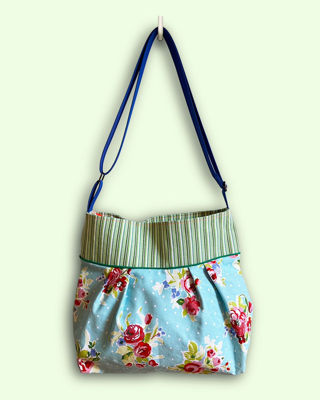 unieke, handgemaakte en stijlvolle crossbody bag van PIEKS creations met bloemen en strepen - voorkant