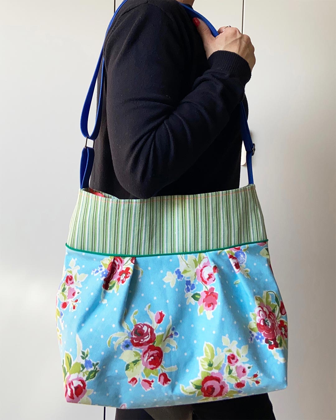 unieke, handgemaakte en stijlvolle crossbody bag van PIEKS creations met bloemen en strepen - model