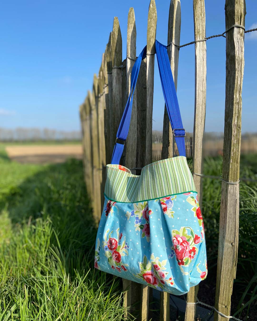 unieke, handgemaakte en stijlvolle crossbody bag van PIEKS creations met bloemen en strepen - sfeerfoto
