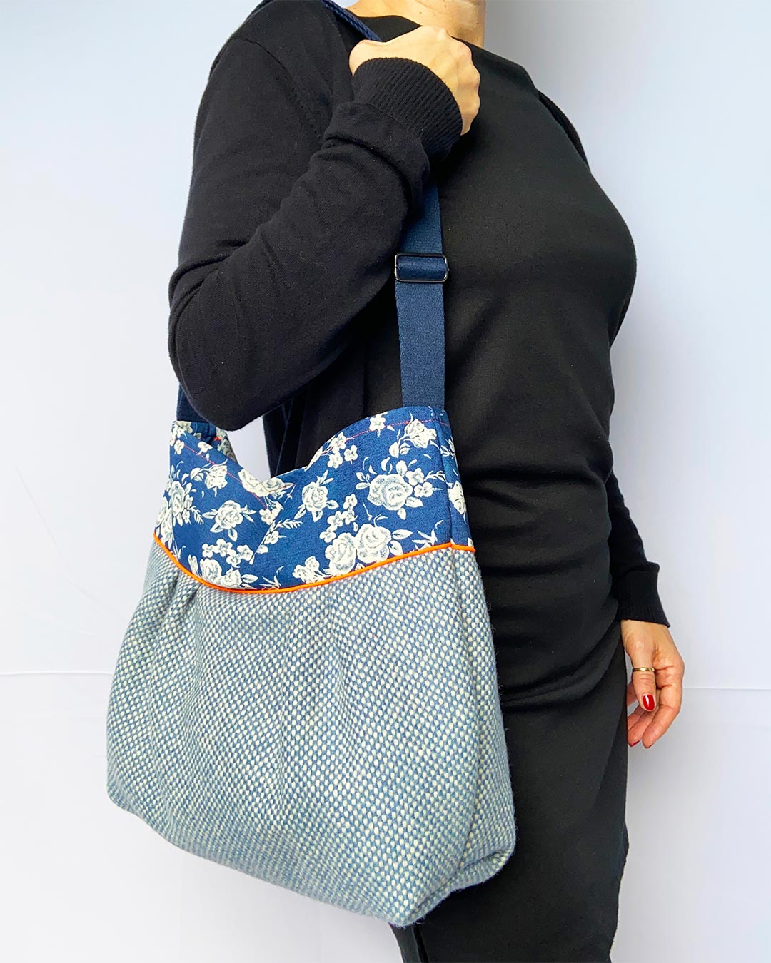 unieke, handgemaakte en stijlvolle crossbody bag van PIEKS creations in blauw met bloemen en oranje accent - model