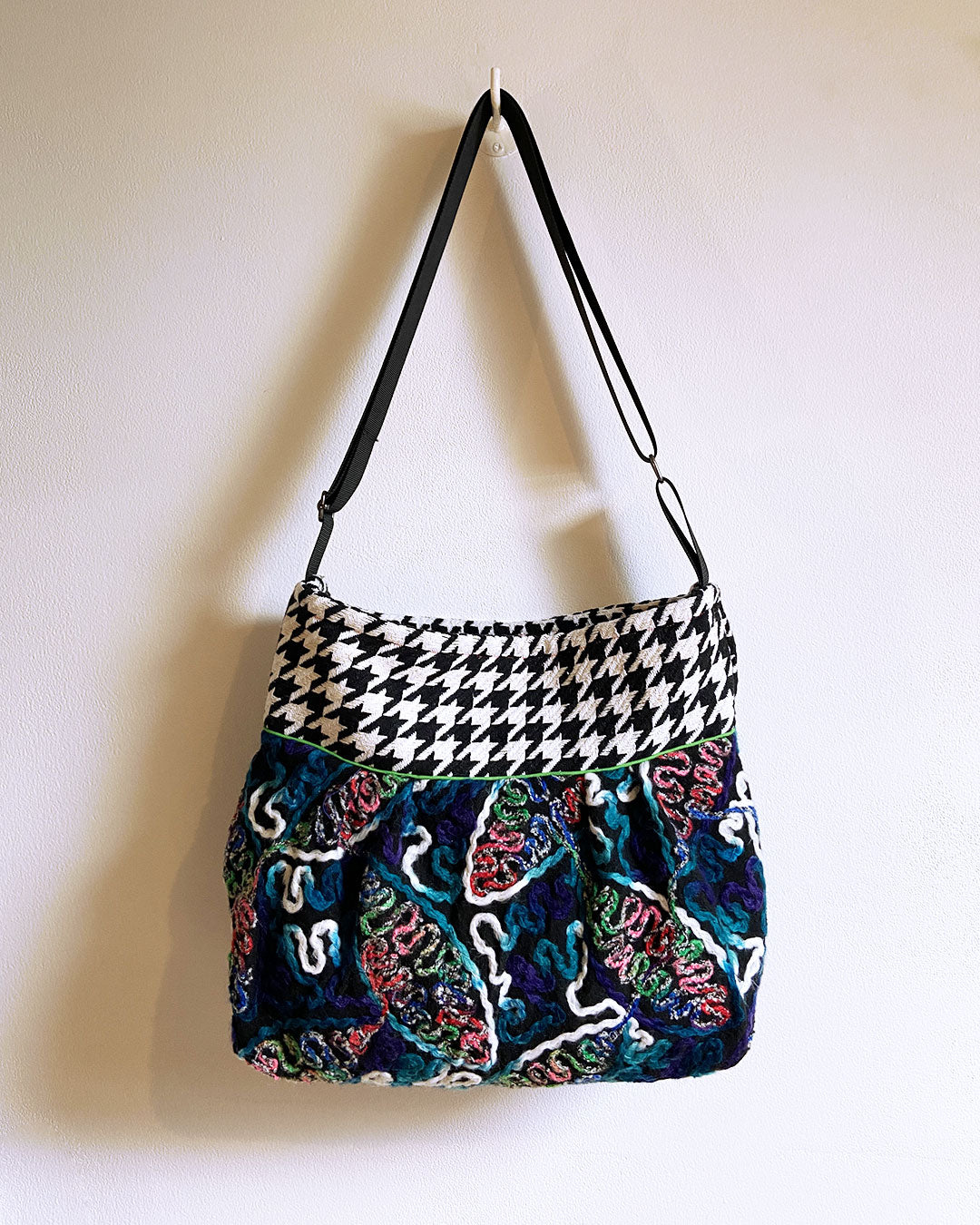 unieke, handgemaakte en stijlvolle crossbody bag van PIEKS creations van wollen stoffen - achterkant