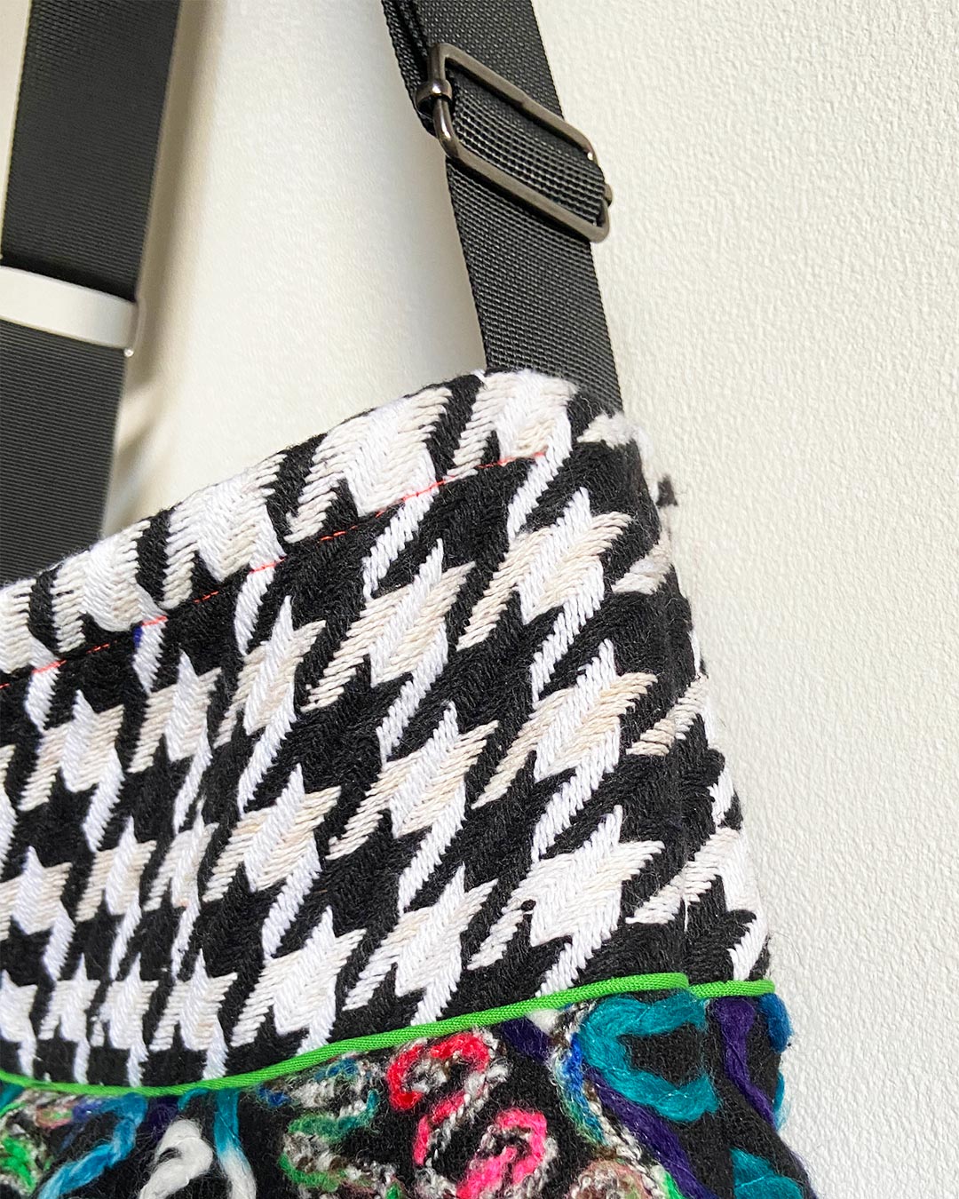 unieke, handgemaakte en stijlvolle crossbody bag van PIEKS creations van wollen stoffen - zijkant