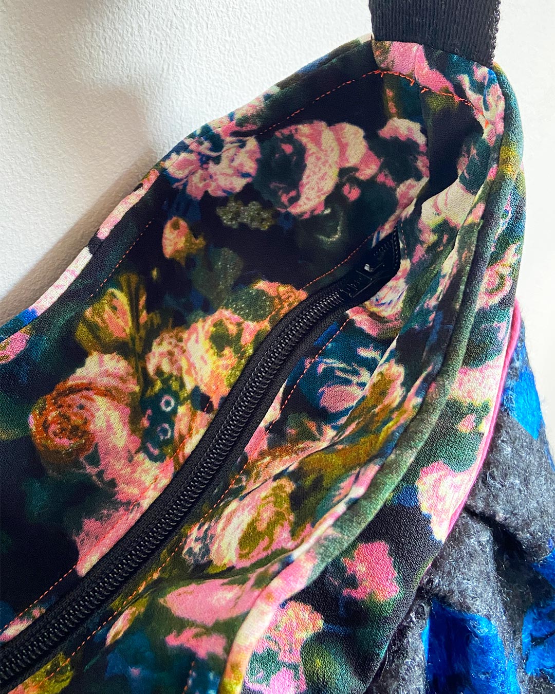 unieke, handgemaakte en stijlvolle crossbody bag van PIEKS creations van wollen stoffen met bloemen - rits