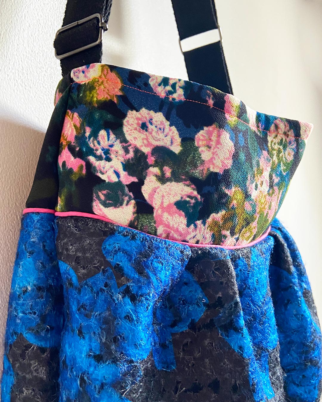 unieke, handgemaakte en stijlvolle crossbody bag van PIEKS creations van wollen stoffen met bloemen - detail buitenkant