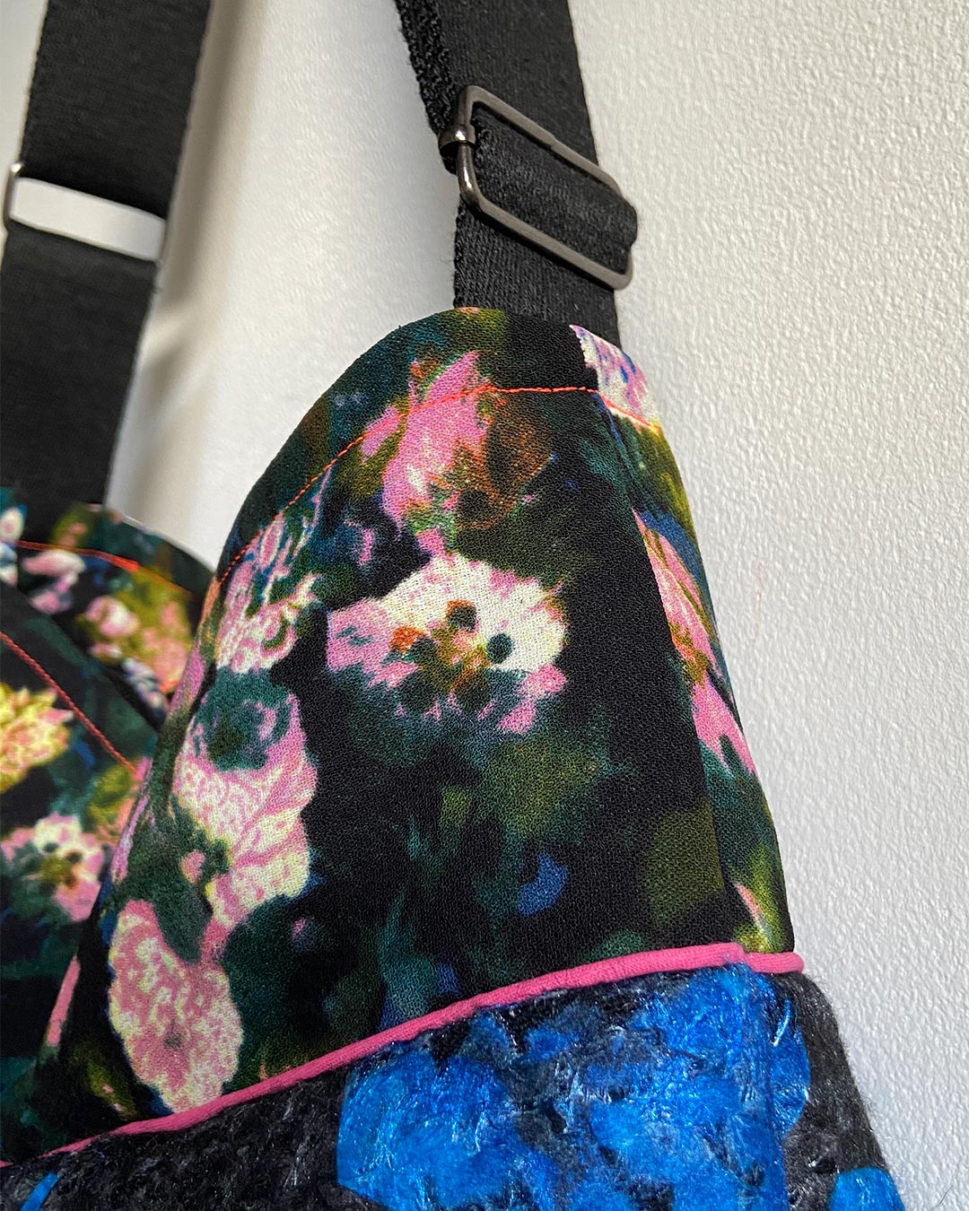 unieke, handgemaakte en stijlvolle crossbody bag van PIEKS creations van wollen stoffen met bloemen - detail