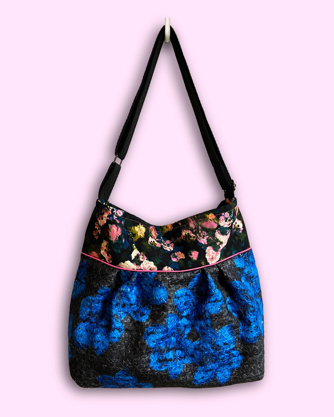 unieke, handgemaakte en stijlvolle crossbody bag van PIEKS creations van wollen stoffen met bloemen - voorkant