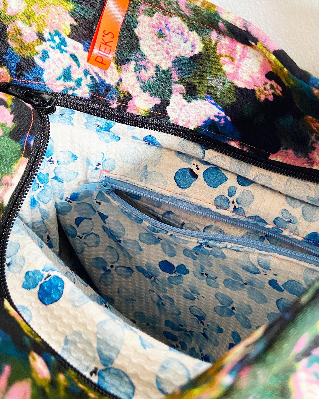 unieke, handgemaakte en stijlvolle crossbody bag van PIEKS creations van wollen stoffen met bloemen - binnenkant
