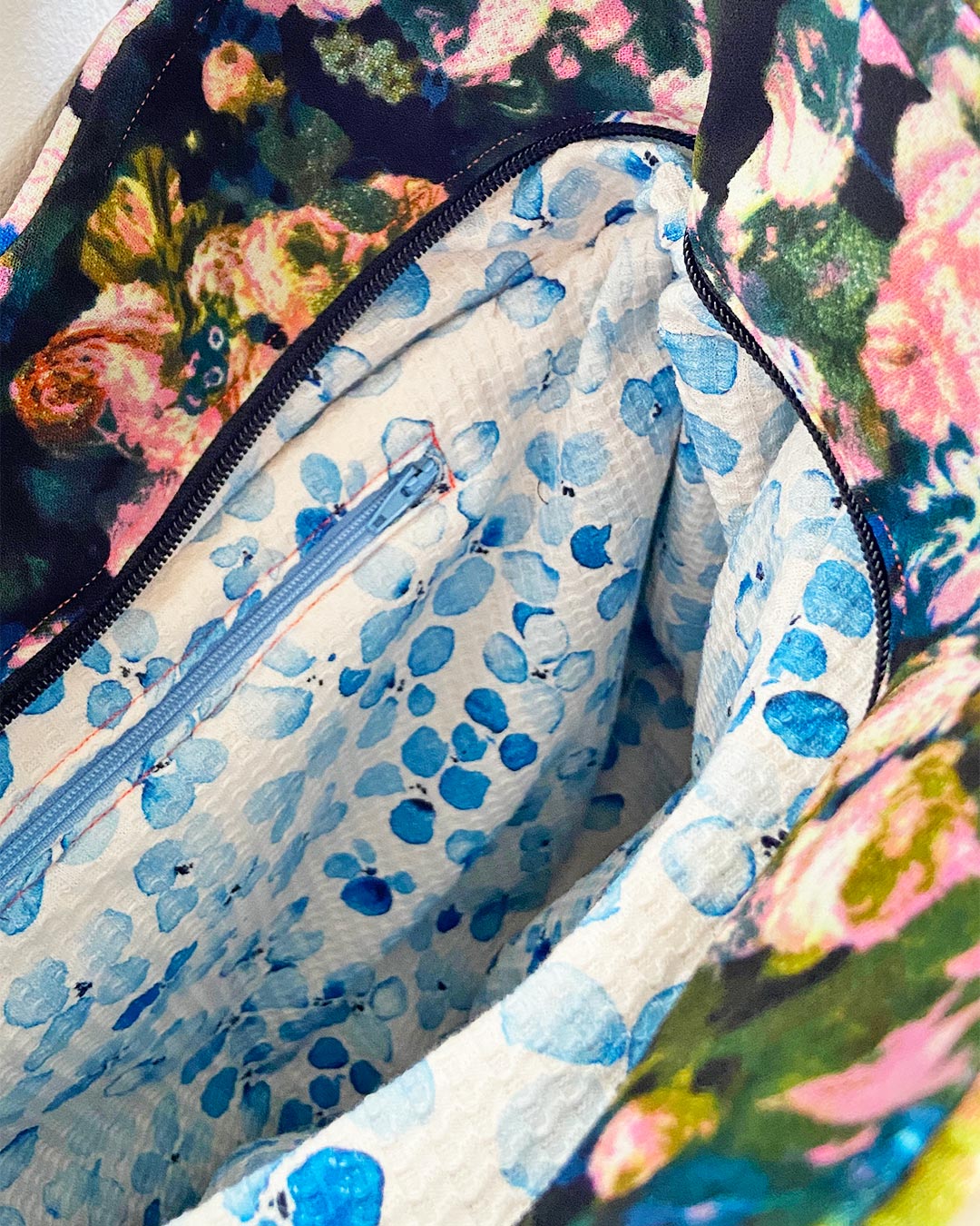 unieke, handgemaakte en stijlvolle crossbody bag van PIEKS creations van wollen stoffen met bloemen - binnenvakje