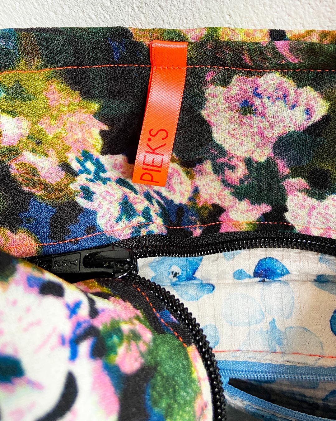 unieke, handgemaakte en stijlvolle crossbody bag van PIEKS creations van wollen stoffen met bloemen - label