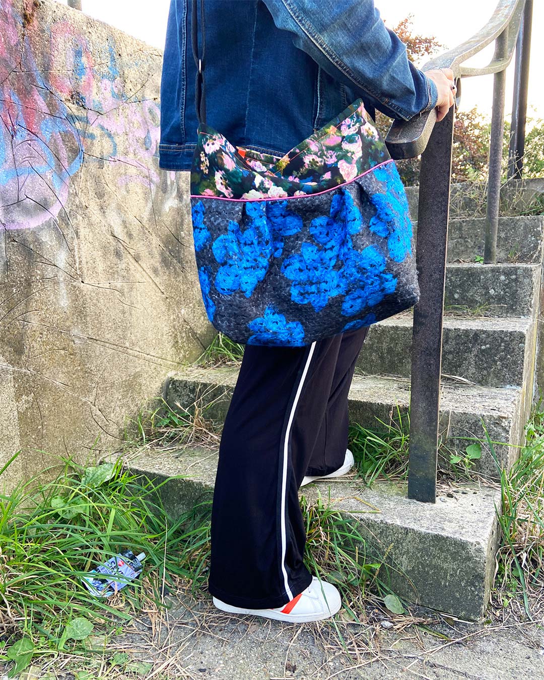 unieke, handgemaakte en stijlvolle crossbody bag van PIEKS creations van wollen stoffen met bloemen - sfeerfoto