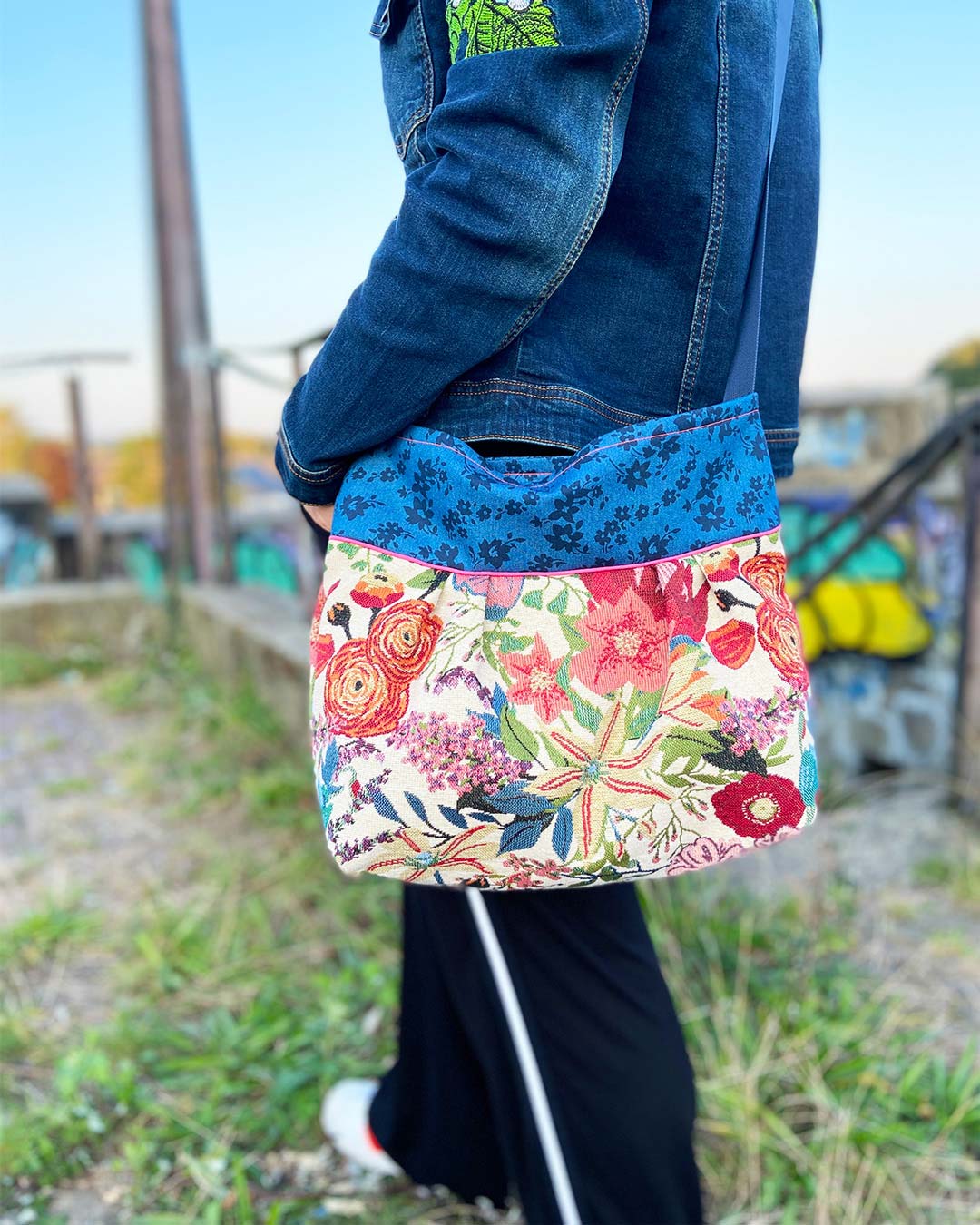 unieke, handgemaakte en stijlvolle crossbody bag van PIEKS creations met bloemenpatroon - sfeerfoto