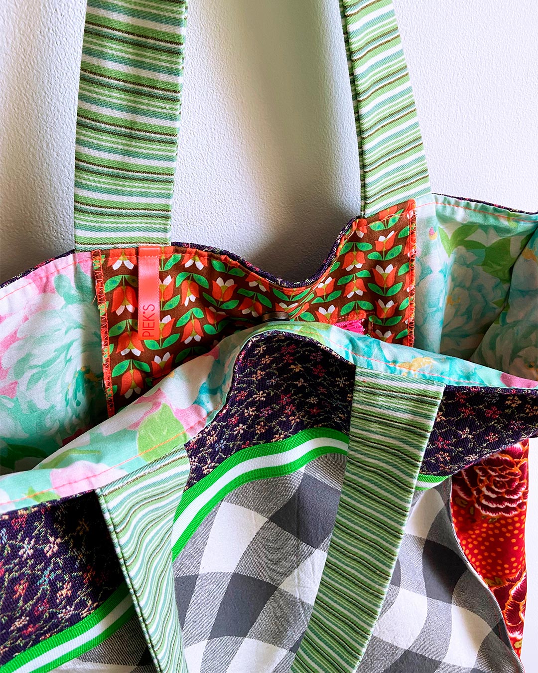 unieke, handgemaakte en stevige boodschappentas van PIEKS creations met grijs en wit ruitpatroon - magnetische sluiting
