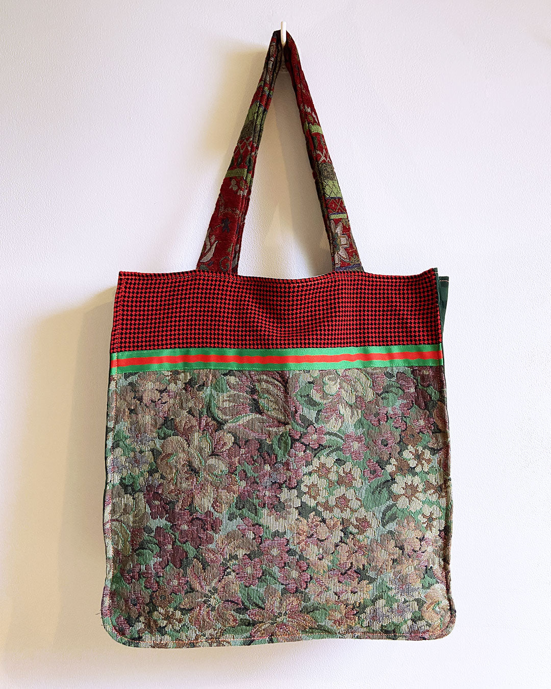 unieke, handgemaakte en stevige boodschappentas van PIEKS creations vintage stoffen met bloemen - achterkant