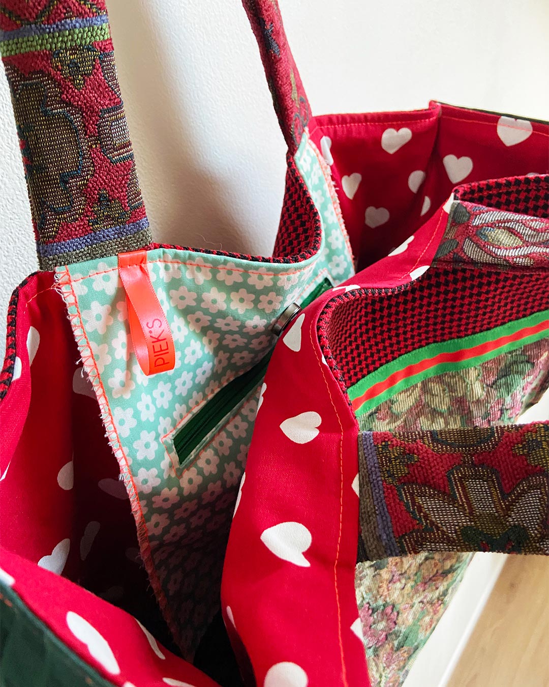 unieke, handgemaakte en stevige boodschappentas van PIEKS creations vintage stoffen met bloemen - magneetsluiting
