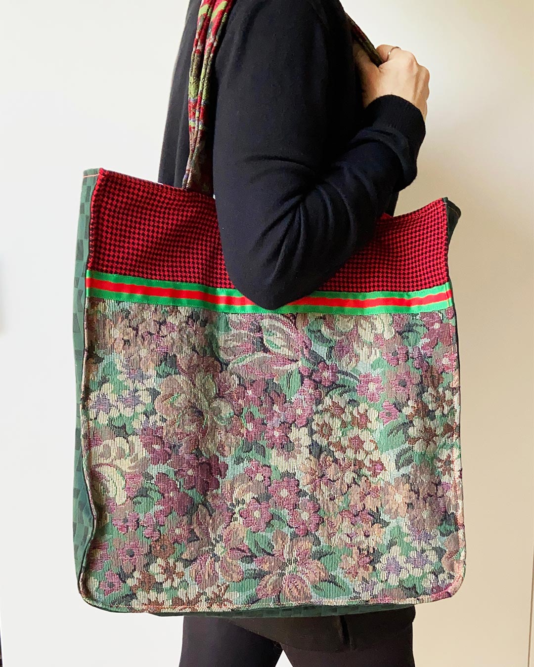 unieke, handgemaakte en stevige boodschappentas van PIEKS creations vintage stoffen met bloemen - model