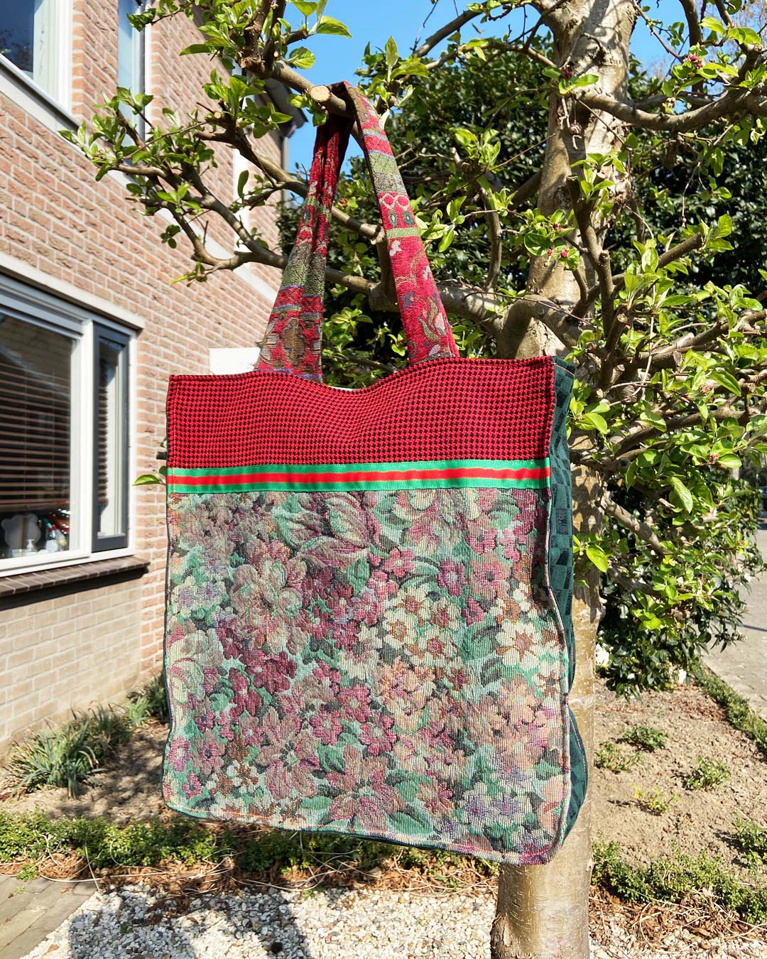 unieke, handgemaakte en stevige boodschappentas van PIEKS creations vintage stoffen met bloemen - sfeerfoto