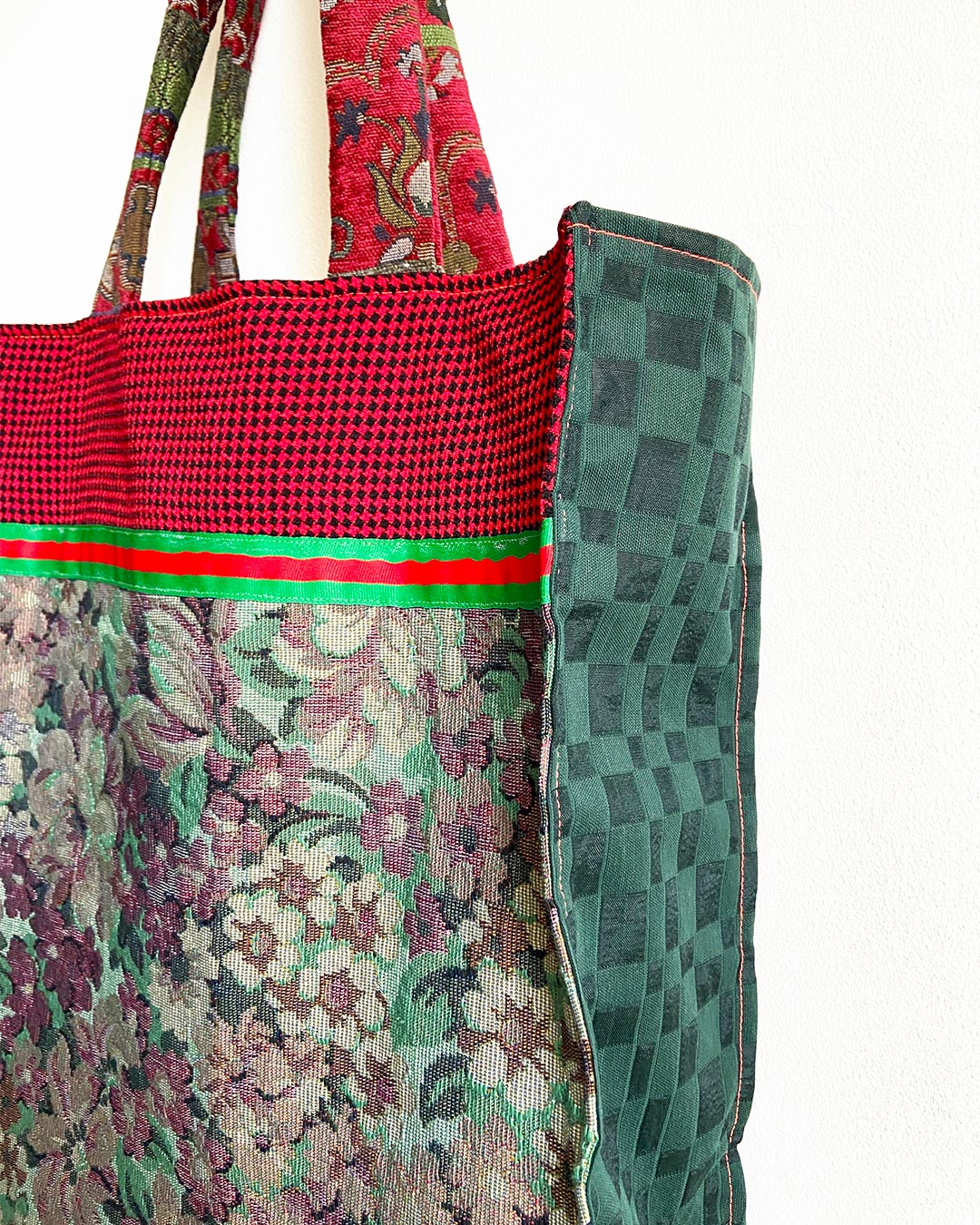 unieke, handgemaakte en stevige boodschappentas van PIEKS creations vintage stoffen met bloemen - zijkant