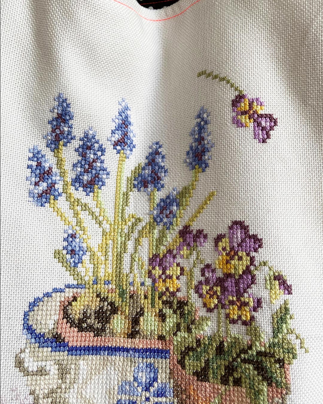unieke, handgemaakte en stevige boodschappentas van PIEKS creations met geborduurd stilleven - detail borduursel