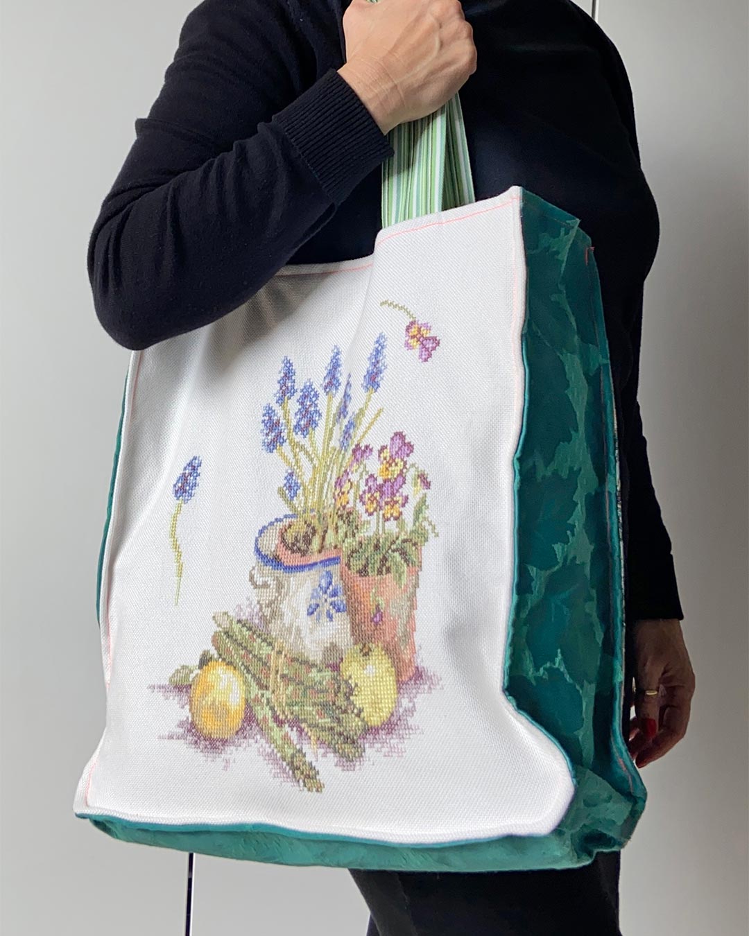 unieke, handgemaakte en stevige boodschappentas van PIEKS creations met geborduurd stilleven - model