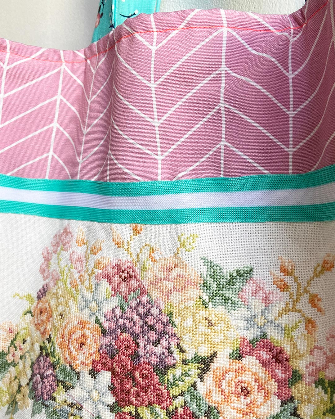 unieke, handgemaakte en stevige boodschappentas van PIEKS creations met geborduurd stilleven in pastelkleuren - detail