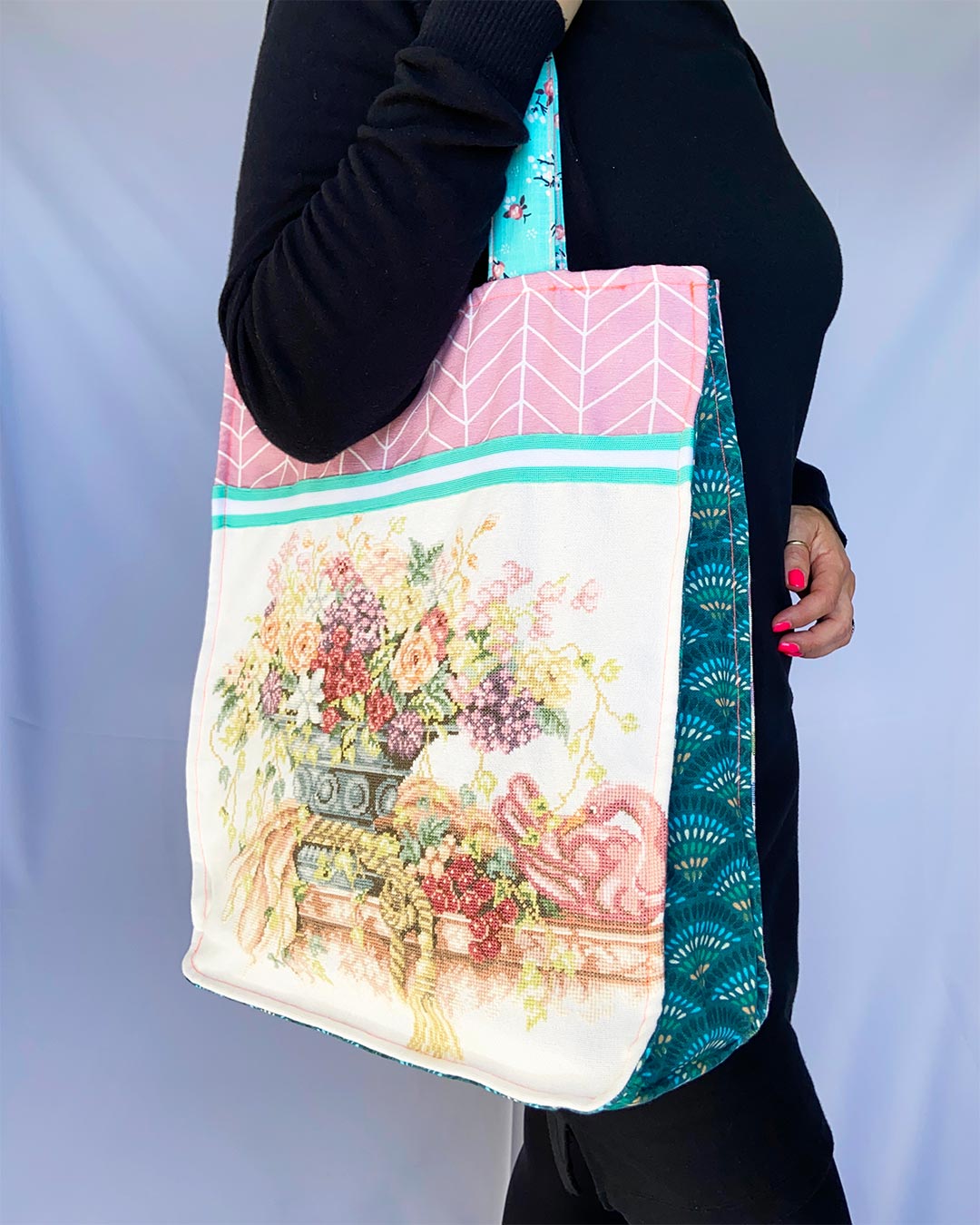 unieke, handgemaakte en stevige boodschappentas van PIEKS creations met geborduurd stilleven in pastelkleuren - model