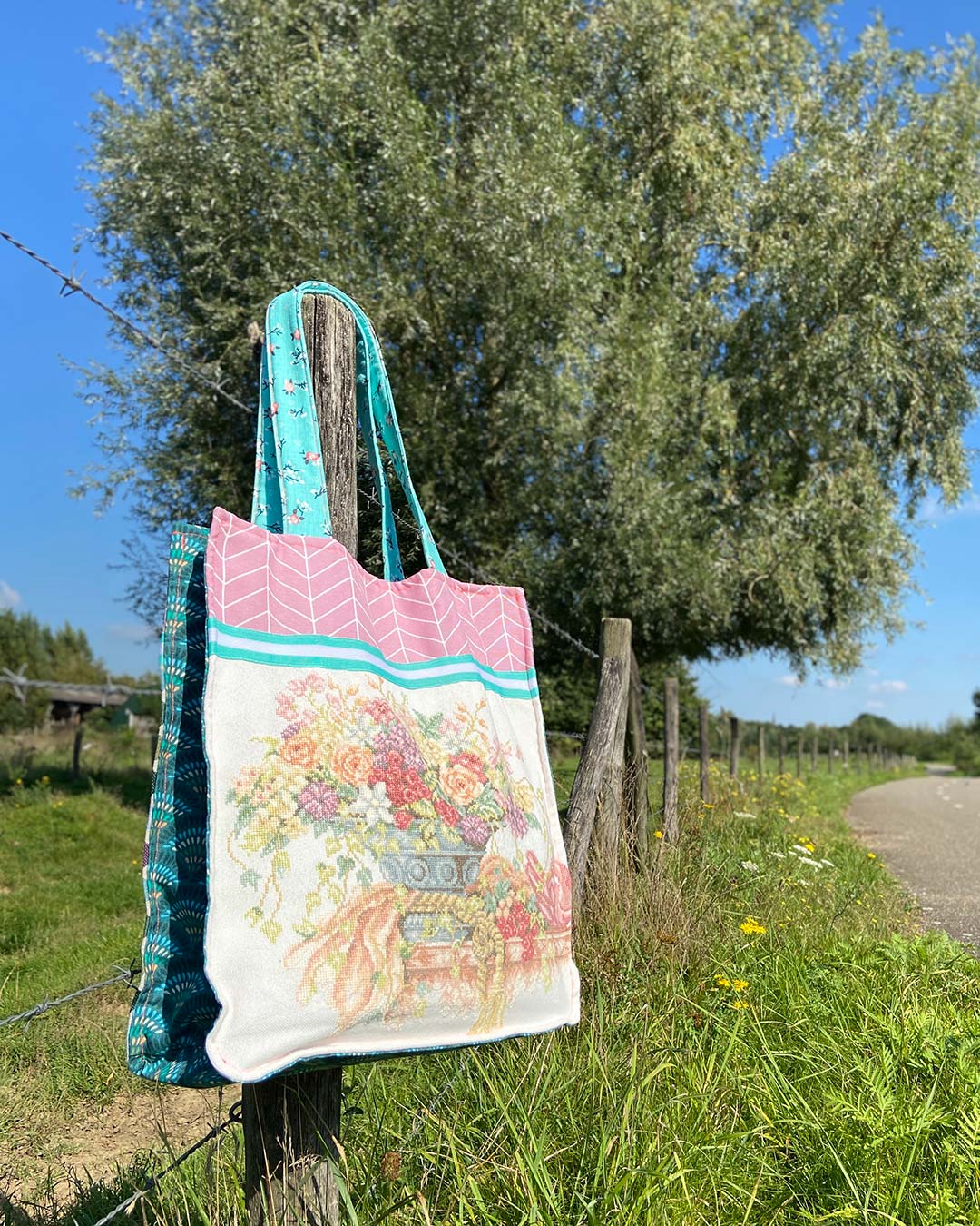 unieke, handgemaakte en stevige boodschappentas van PIEKS creations met geborduurd stilleven in pastelkleuren - sfeerfoto