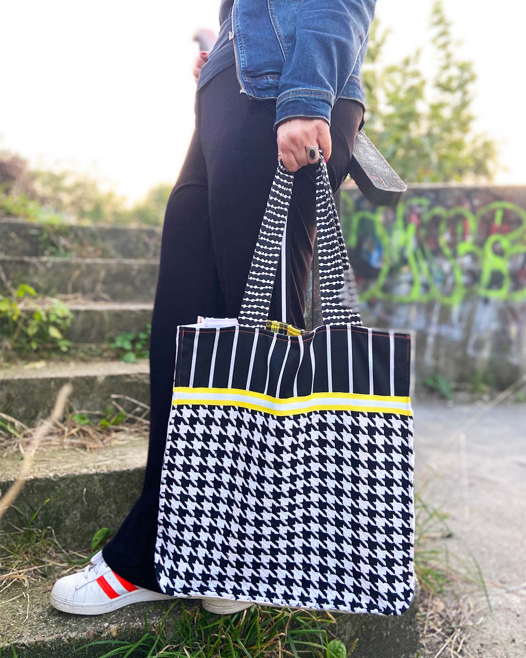 unieke, handgemaakte en stevige boodschappentas van PIEKS creations in zwart wit met geel accent - sfeerfoto