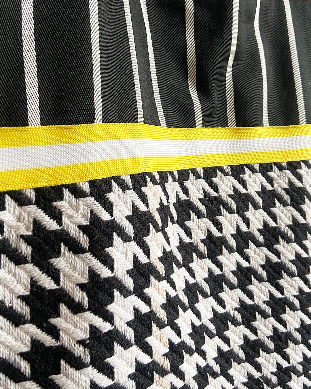 unieke, handgemaakte en stevige boodschappentas van PIEKS creations in zwart wit met geel accent - detail buitenkant