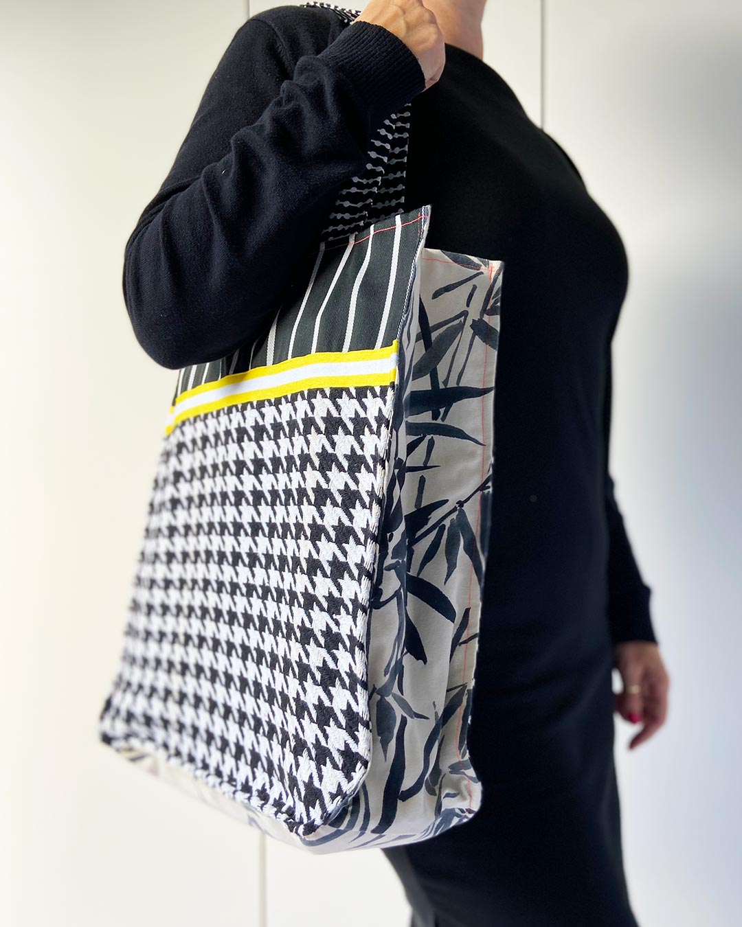 unieke, handgemaakte en stevige boodschappentas van PIEKS creations in zwart wit met geel accent - model