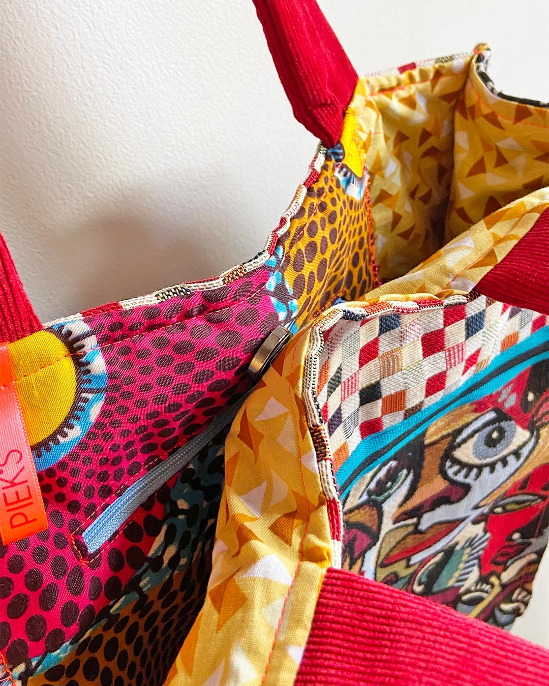 unieke, handgemaakte en stevige boodschappentas van PIEKS creations met grafisch print van gezichten - magneetsluiting