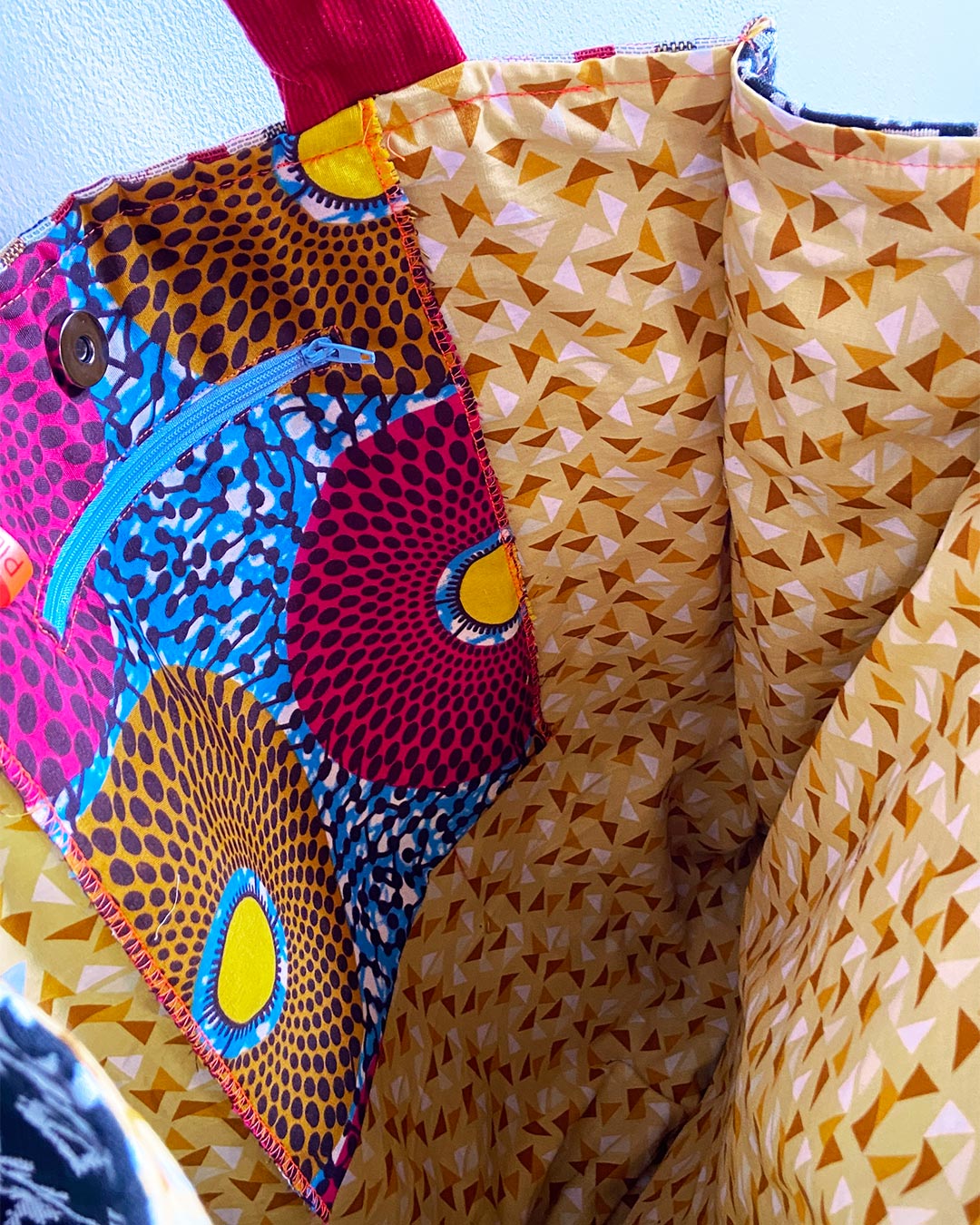 unieke, handgemaakte en stevige boodschappentas van PIEKS creations met grafisch print van gezichten - binnenkant