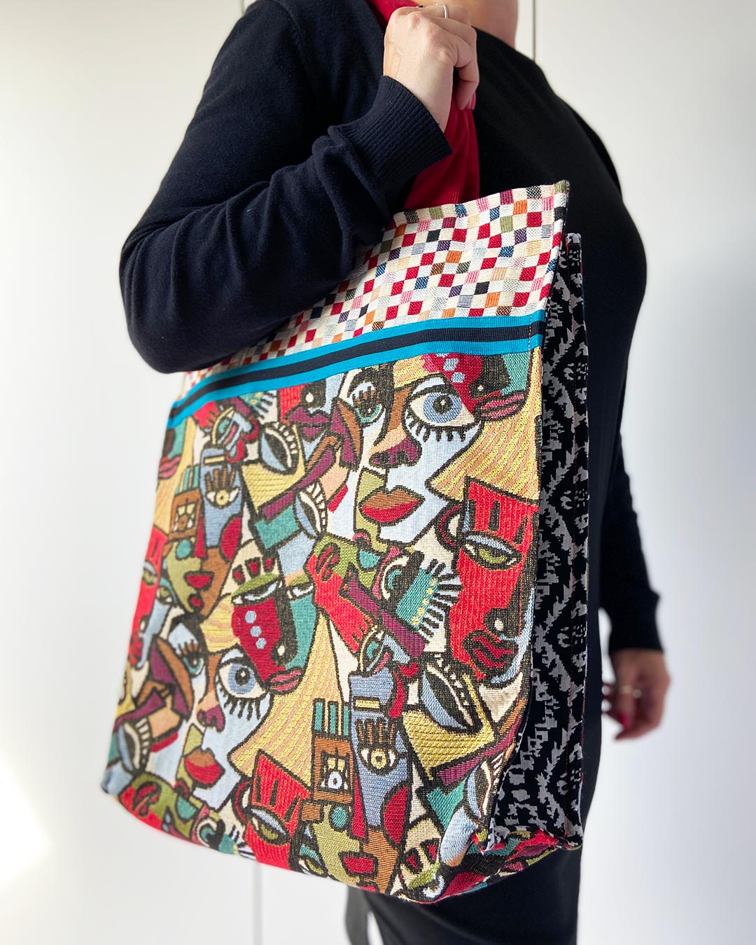 unieke, handgemaakte en stevige boodschappentas van PIEKS creations met grafisch print van gezichten - model