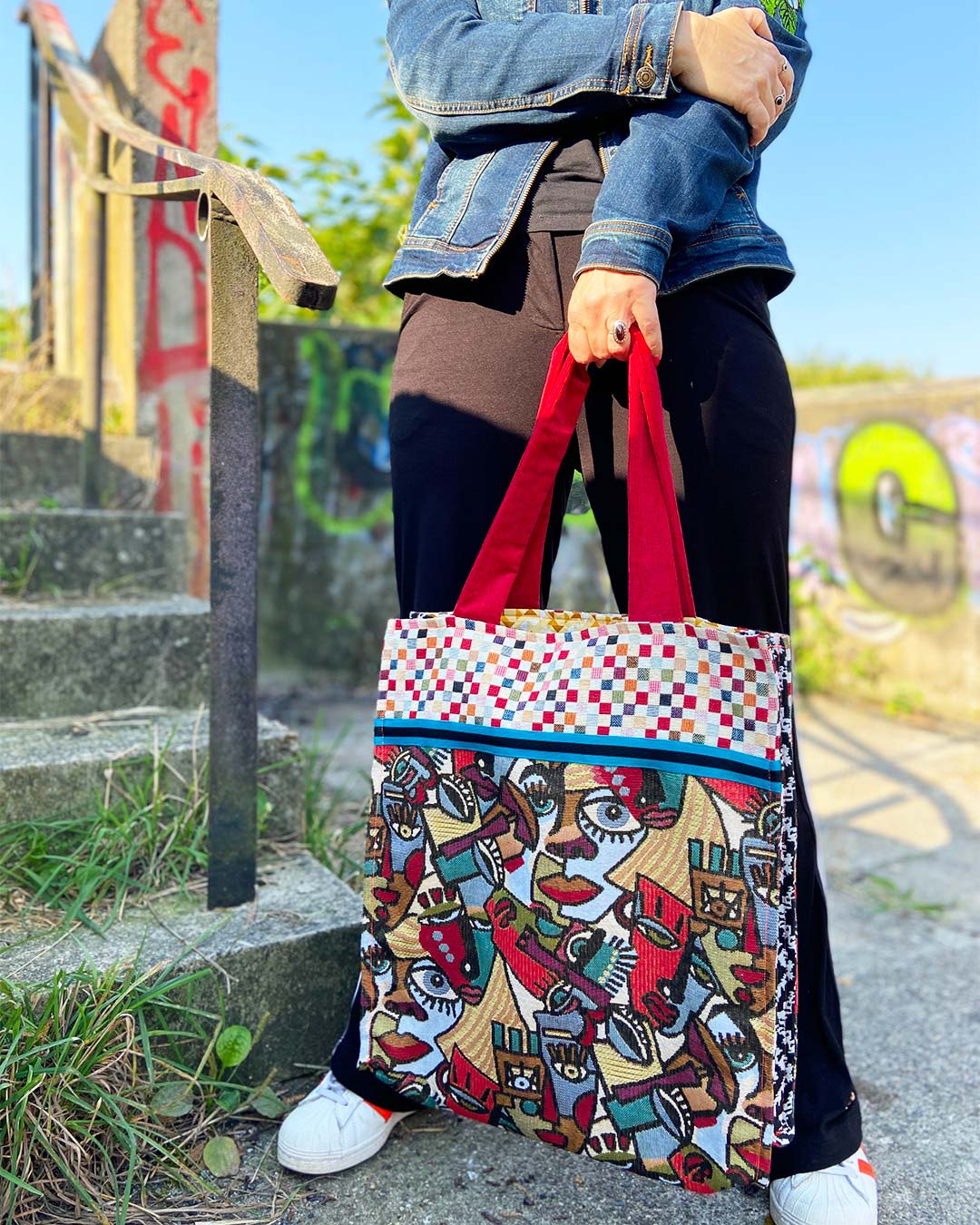 unieke, handgemaakte en stevige boodschappentas van PIEKS creations met grafisch print van gezichten - model