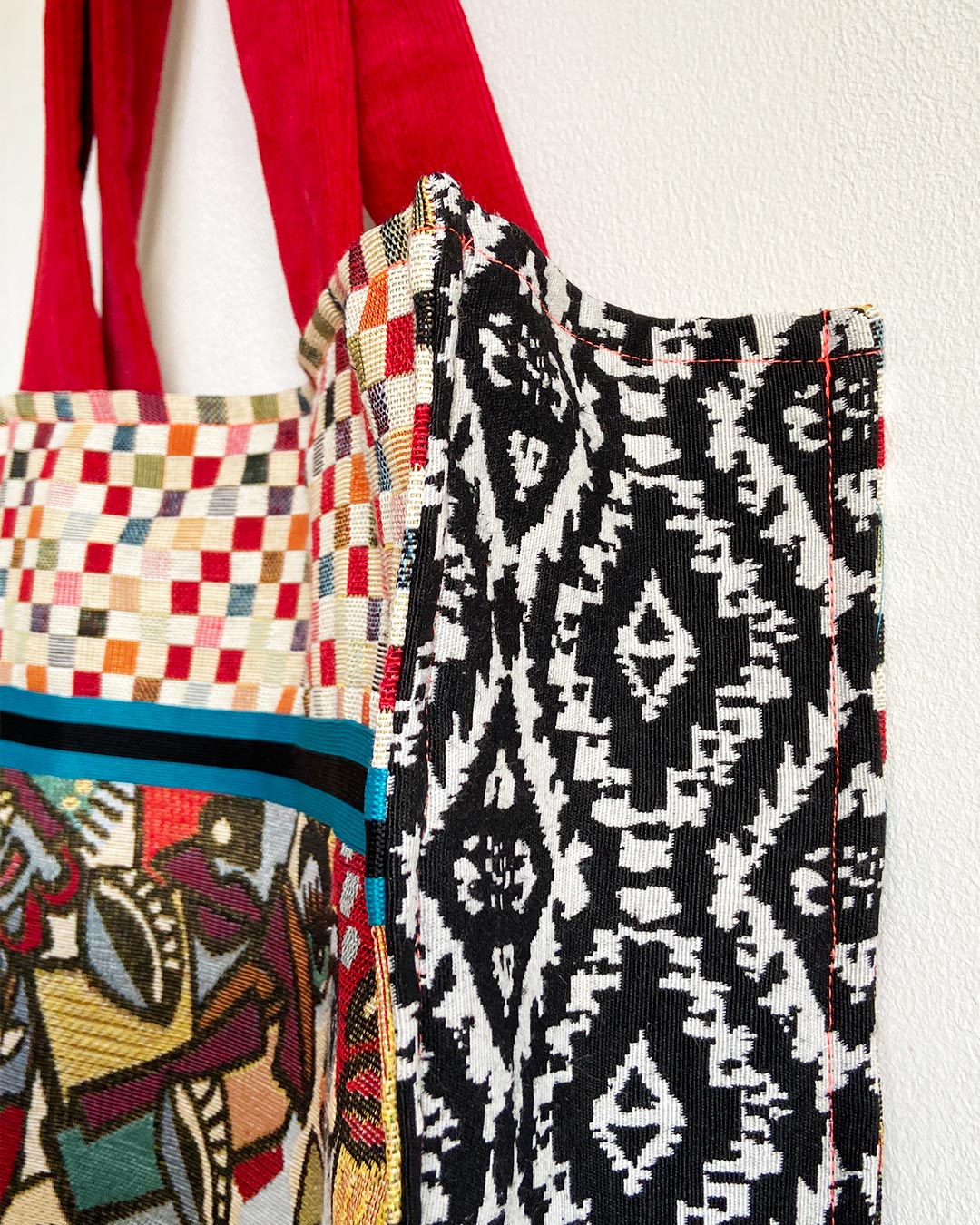 unieke, handgemaakte en stevige boodschappentas van PIEKS creations met grafisch print van gezichten - zijkant