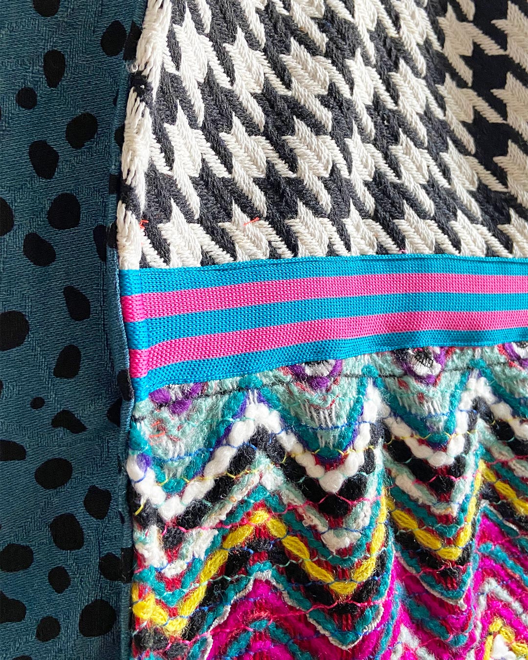 unieke, handgemaakte en stevige boodschappentas van PIEKS creations van wollen stoffen in veel kleuren - detail stoffen