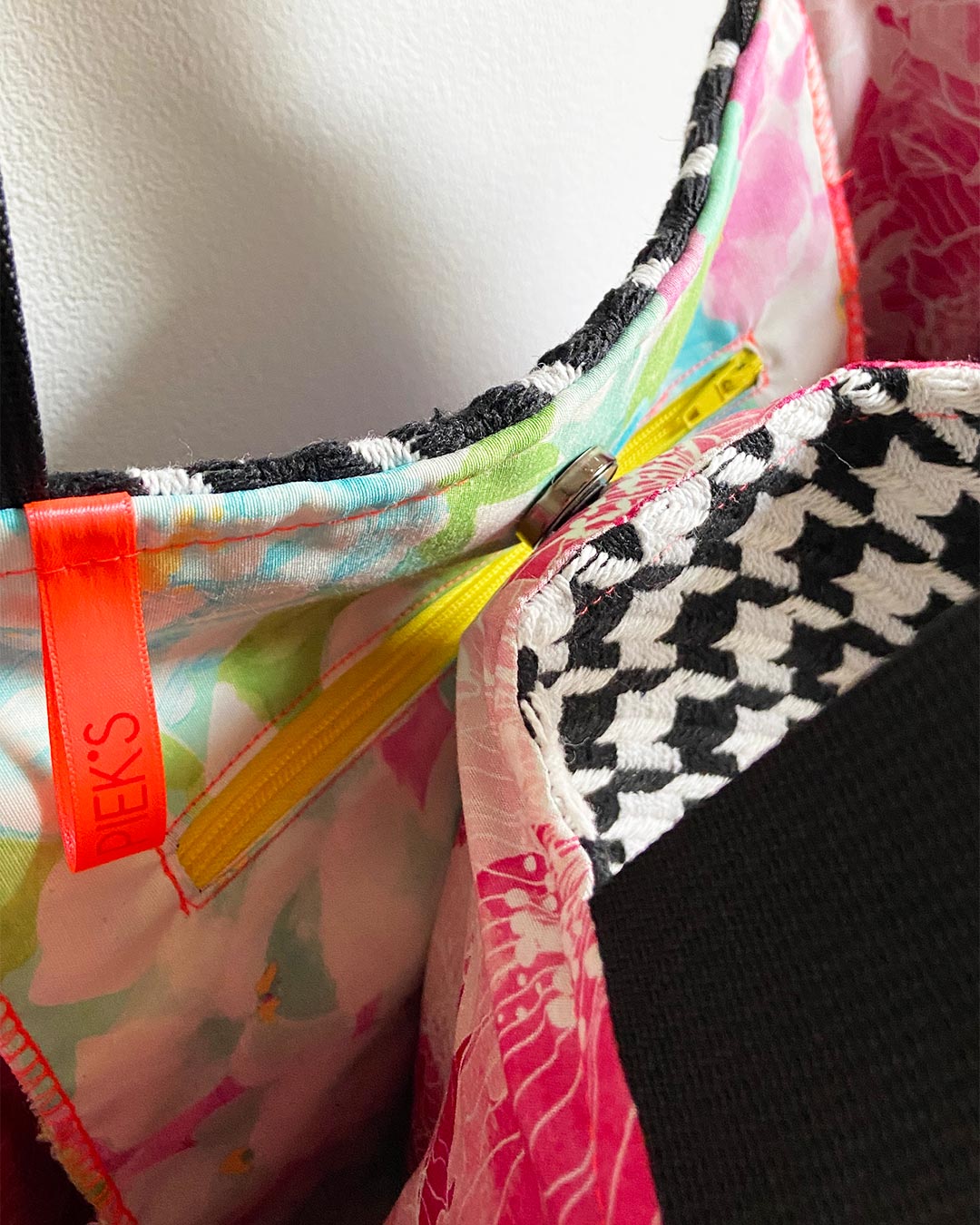 unieke, handgemaakte en stevige boodschappentas van PIEKS creations van wollen stoffen in veel kleuren - magneetsluiting