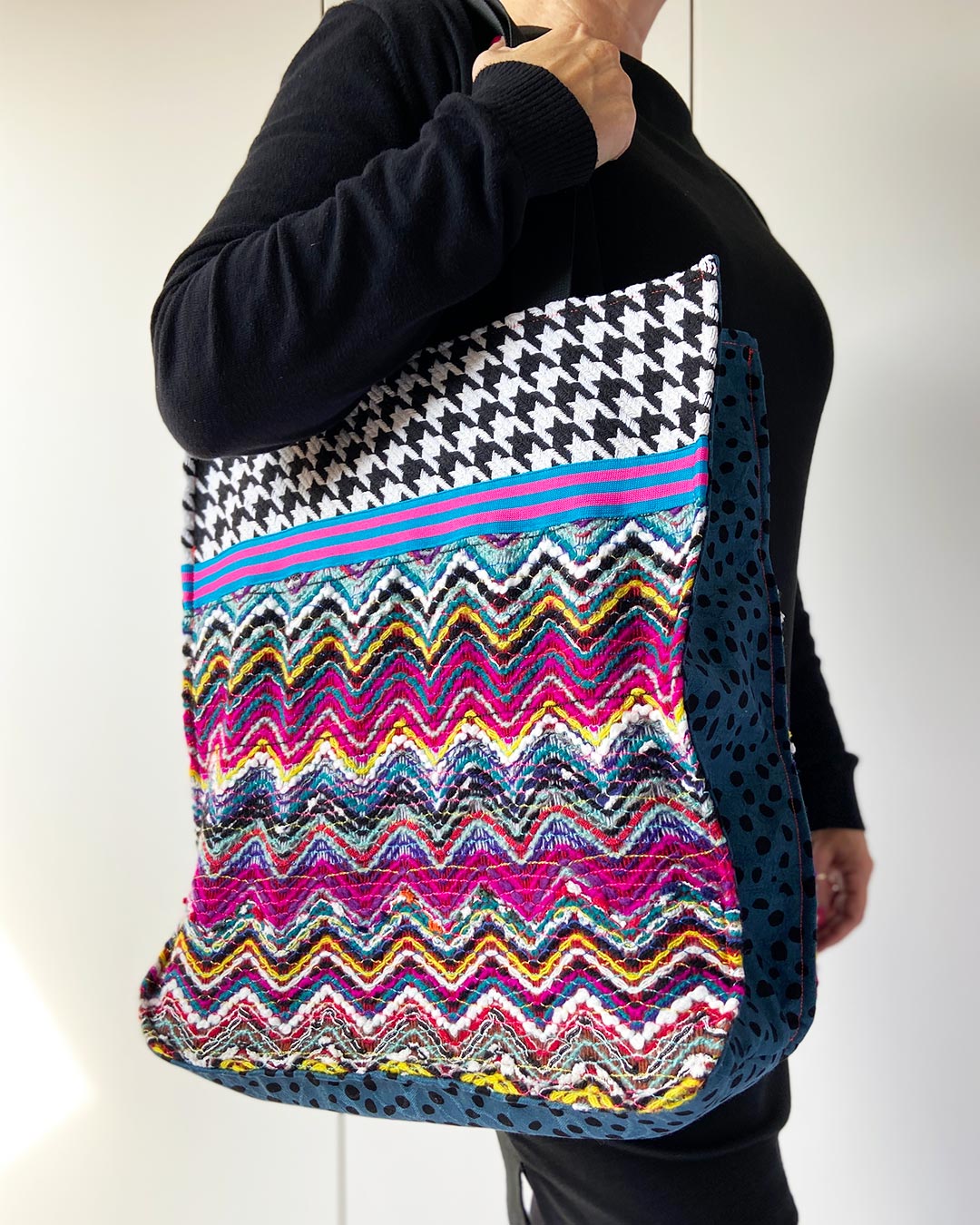 unieke, handgemaakte en stevige boodschappentas van PIEKS creations van wollen stoffen in veel kleuren - model