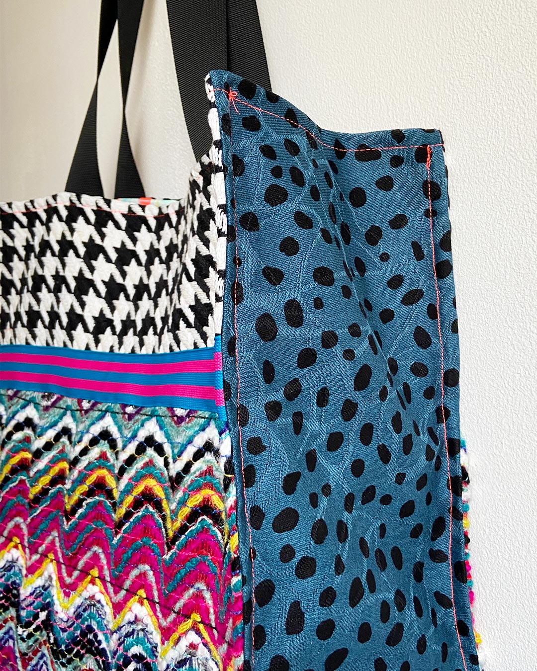 unieke, handgemaakte en stevige boodschappentas van PIEKS creations van wollen stoffen in veel kleuren - zijkant