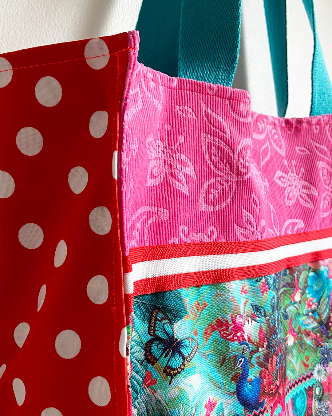 unieke, handgemaakte en stevige boodschappentas van PIEKS creations met pauwen print in roze en blauw - Close