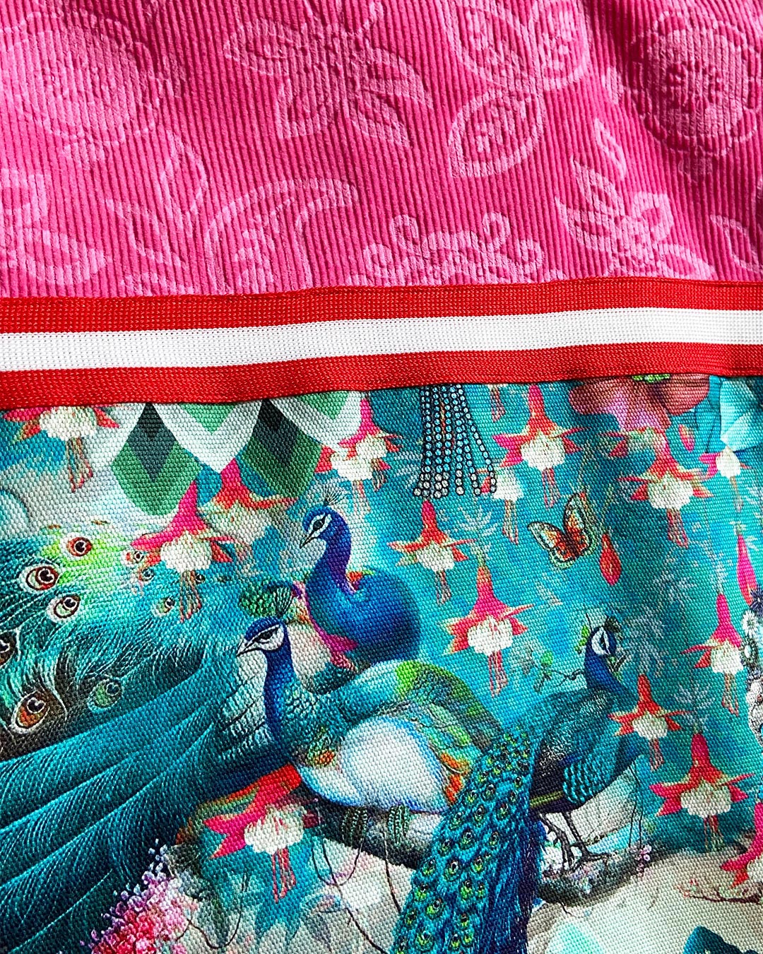 unieke, handgemaakte en stevige boodschappentas van PIEKS creations met pauwen print in roze en blauw - Fabric