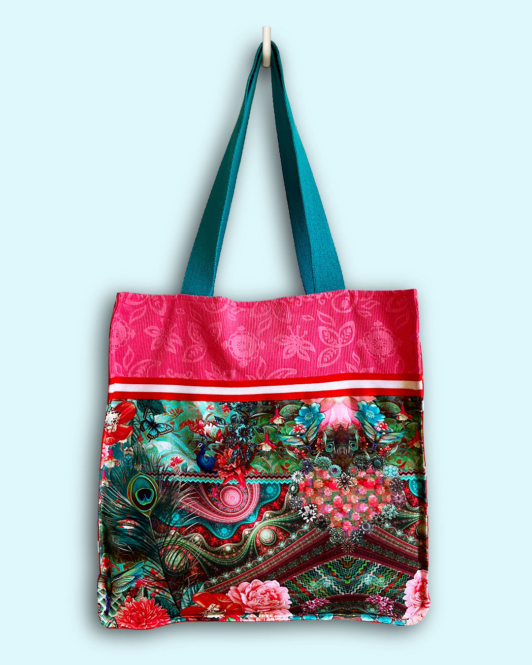 unieke, handgemaakte en stevige boodschappentas van PIEKS creations met pauwen print in roze en blauw - Front