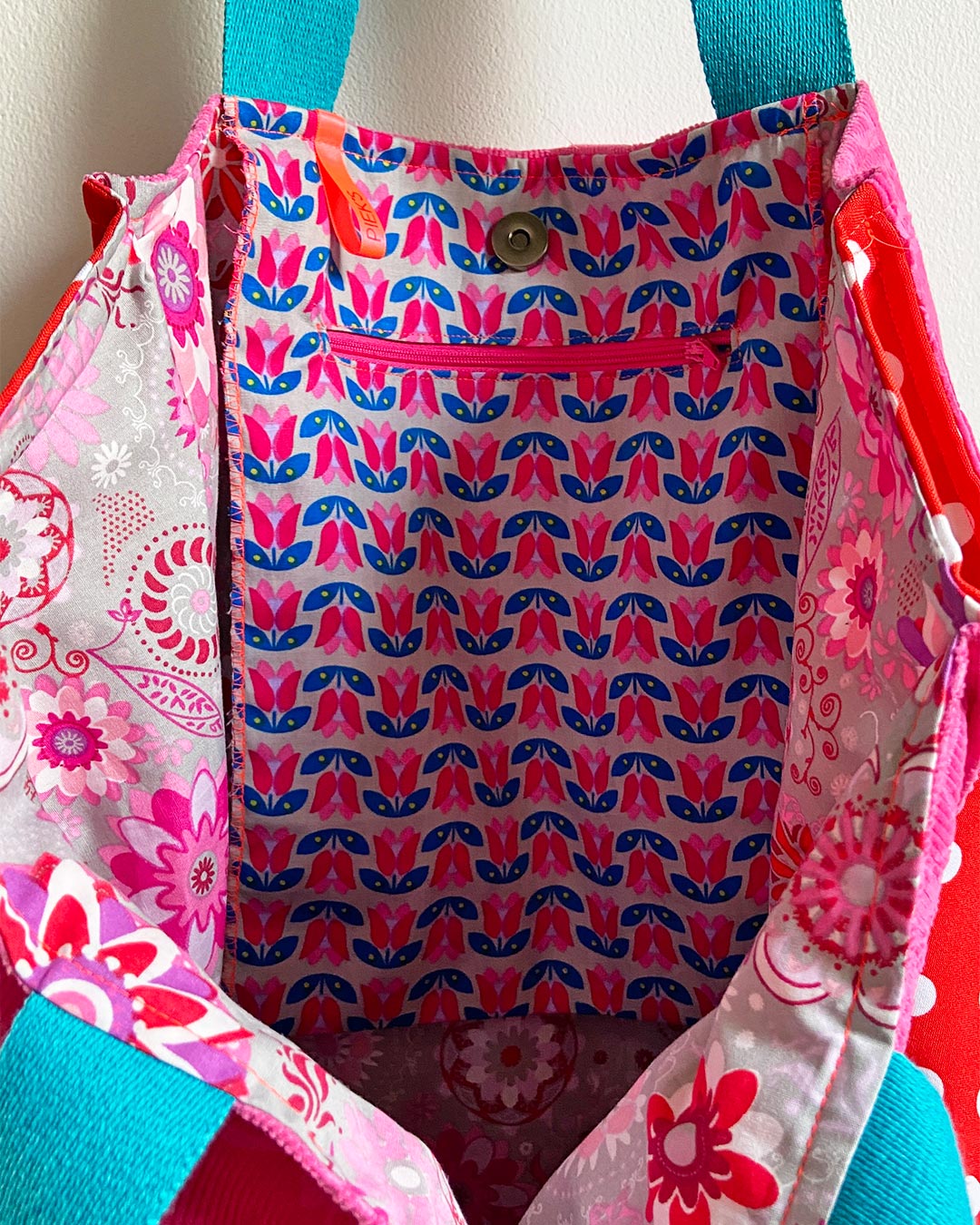 unieke, handgemaakte en stevige boodschappentas van PIEKS creations met pauwen print in roze en blauw - Pocket