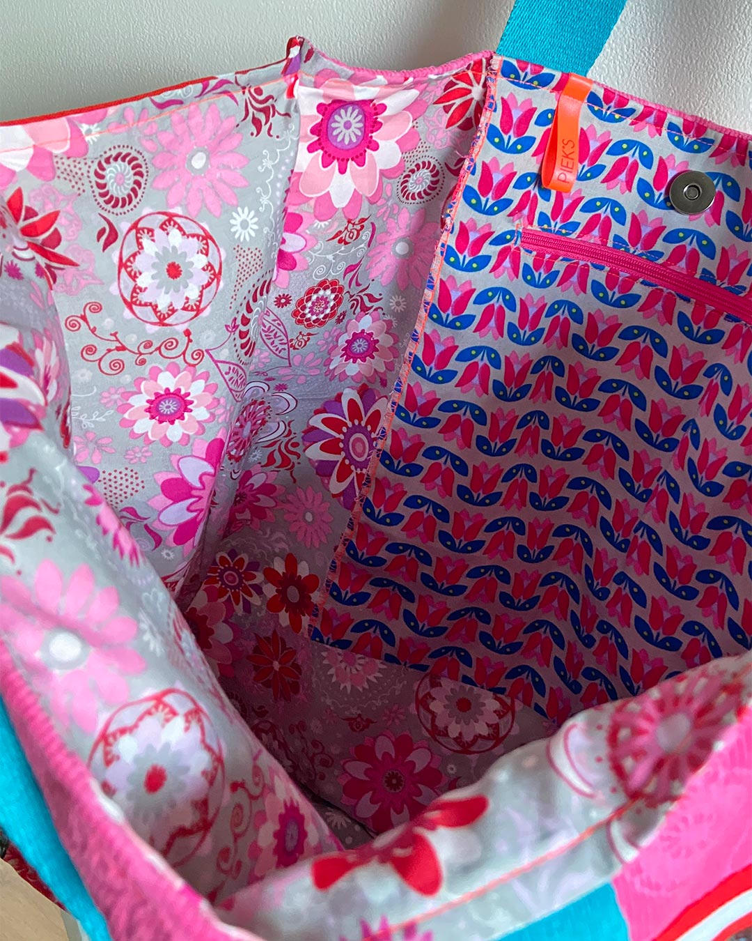 unieke, handgemaakte en stevige boodschappentas van PIEKS creations met pauwen print in roze en blauw - Inside