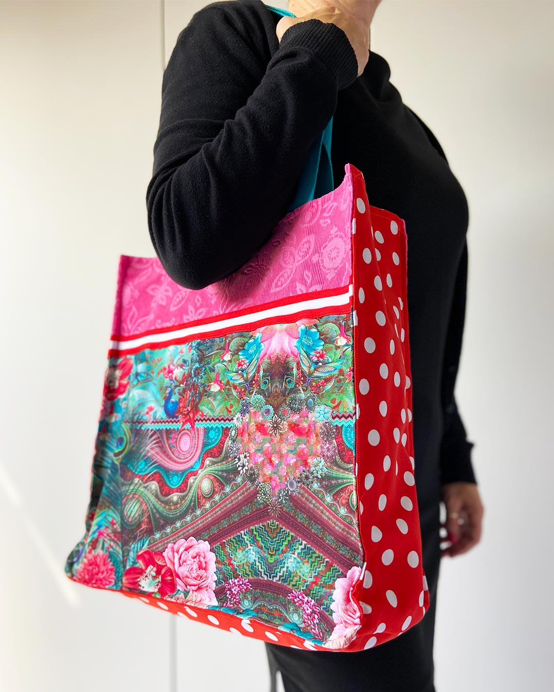 unieke, handgemaakte en stevige boodschappentas van PIEKS creations met pauwen print in roze en blauw - Model