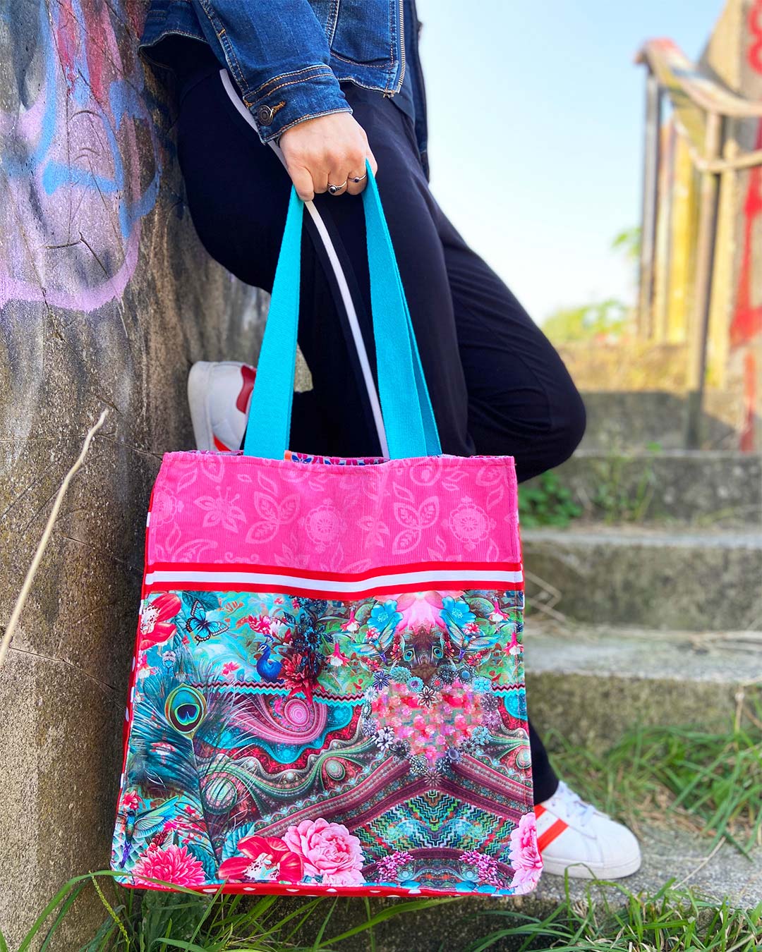 unieke, handgemaakte en stevige boodschappentas van PIEKS creations met pauwen print in roze en blauw