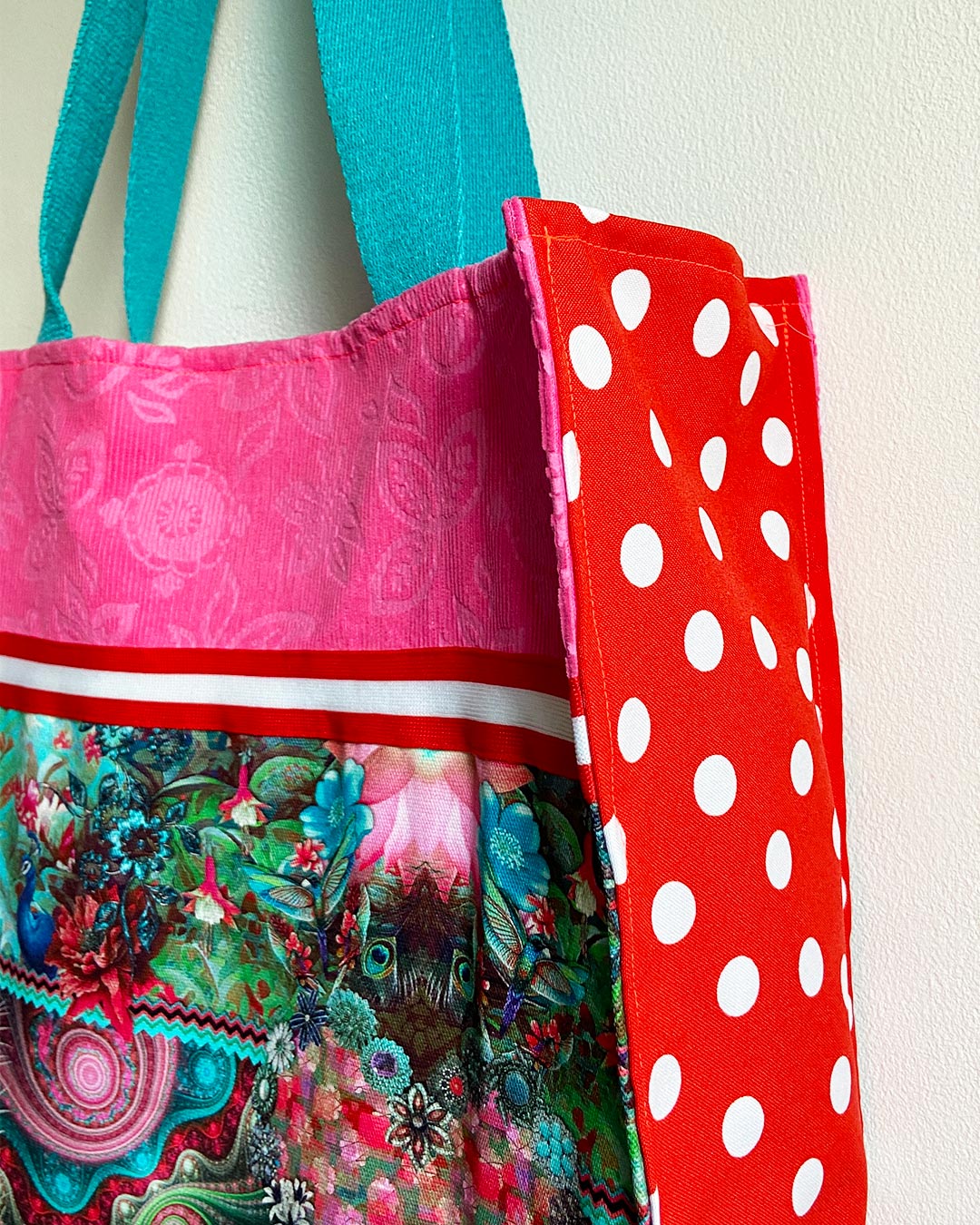 unieke, handgemaakte en stevige boodschappentas van PIEKS creations met pauwen print in roze en blauw - Side