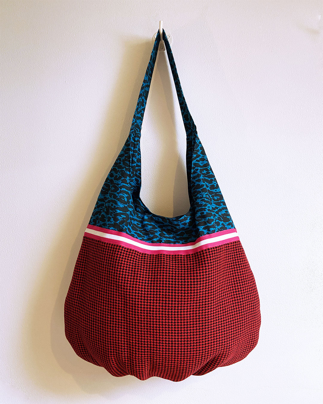 unieke, handgemaakte en kleurrijke hobobag van PIEKS creations met blokjespatroon in zwart met rood en roze sierband - achterkant
